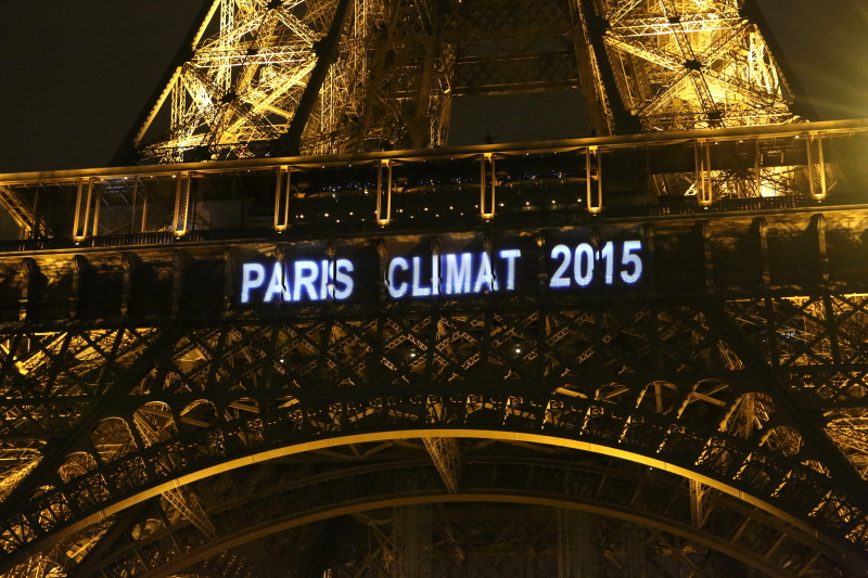 La Tour Eiffel aux couleurs de Paris Climat 2015 (photo : F. de la Mure / MAE)