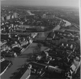 Photo aérienne de la sécurité civile du 17 novembre 1974 avec au centre le pont Laënnec sous lequel a été installé le repère de crues