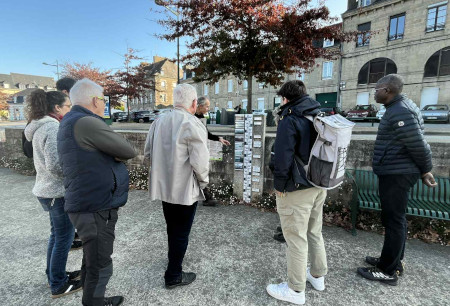 Explication au public de l'échelle des crues à Pontivy