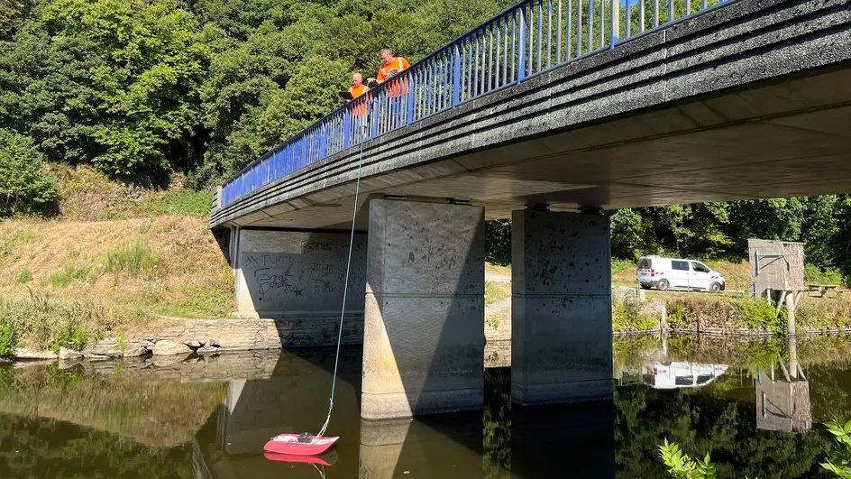 Frédéric Gellé et Pierre Antoine Rousseau, deux hydromètres, mesurent le débit de la rivière Hyères (Finistère) avec un 